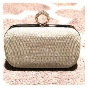 Clutch/Purse with Ring-hole for easy wear!